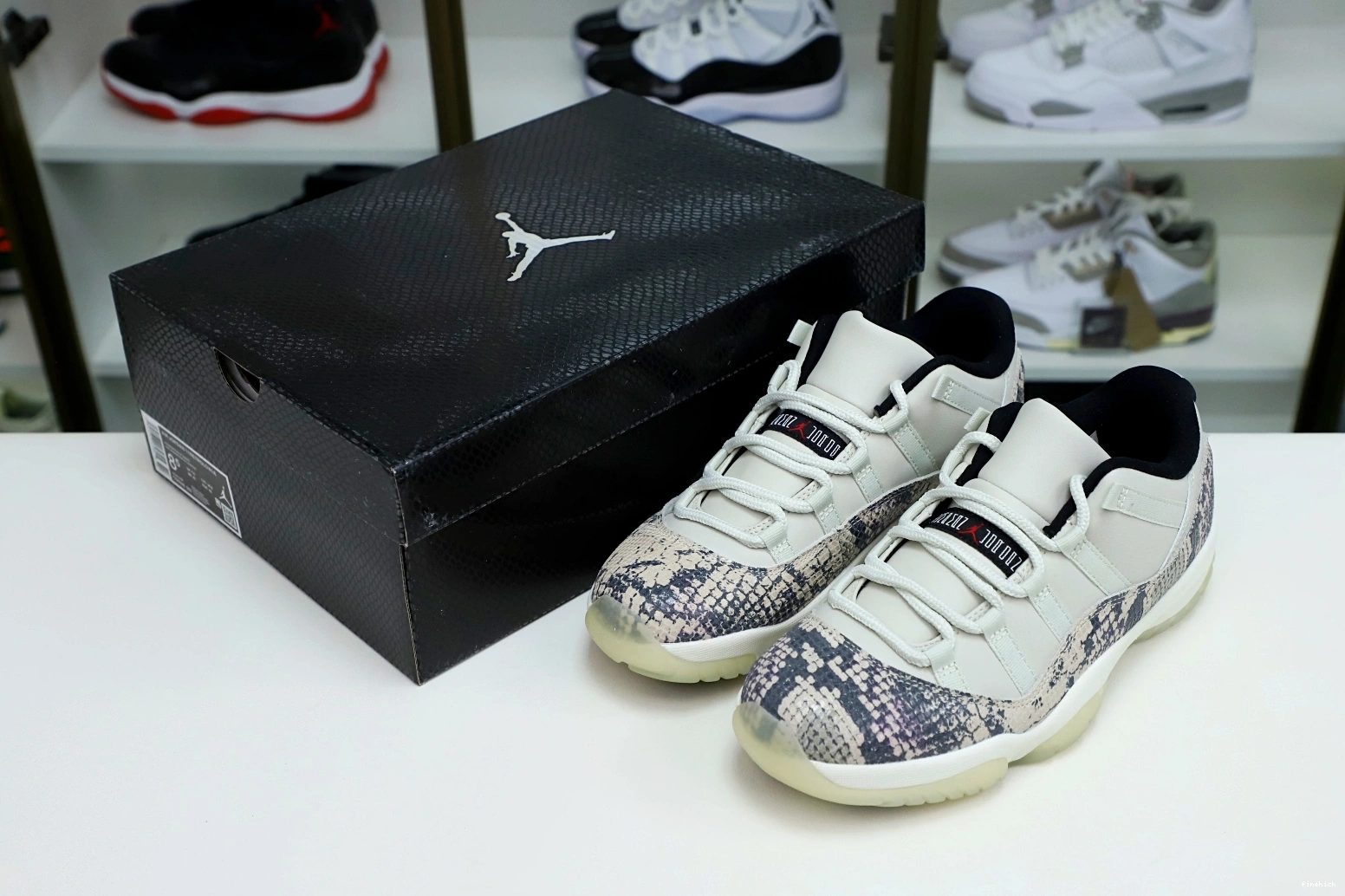 LOW AIR 11 LIGHT BONE SNAKESKIN JORDAN 0925